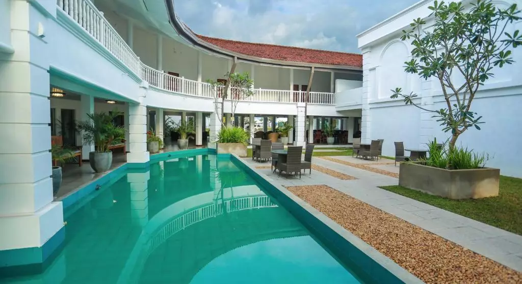 حیاط هتل هیبیس بیچ بنتوتا